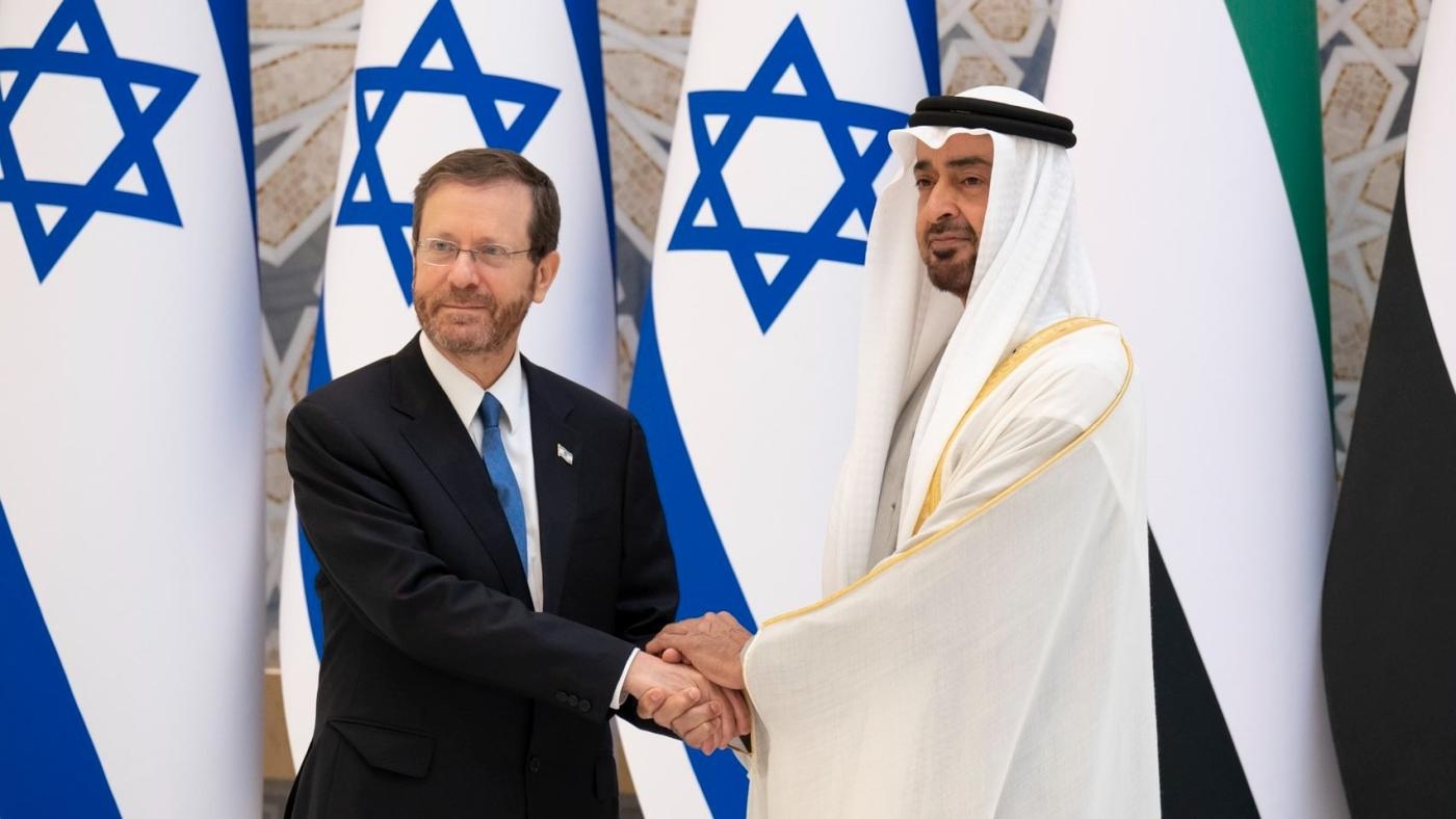 Le président israélien Isaac Herzog est accueilli par le prince héritier Mohammed ben Zayed à Abou Dabi (Reuters)