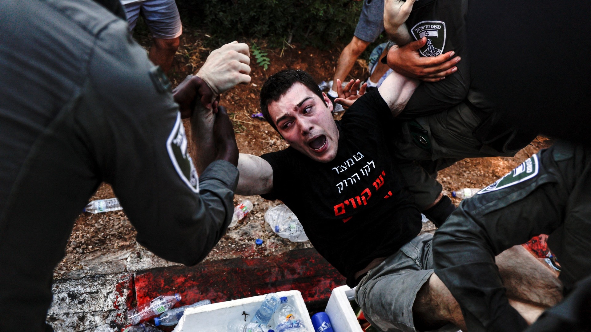 Les forces de sécurité israéliennes interpellent un manifestant lors d’un énième rassemblement contre le projet de réforme judiciaire, à Jérusalem, le 24 juillet 2023 (Reuters)
