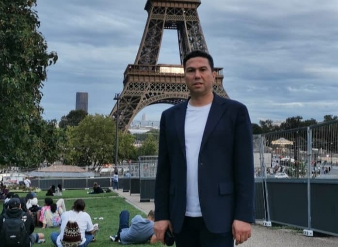 Omar al-Aroub standing in front of the Eiffel Tower in Paris in August 2023 (Facebook)