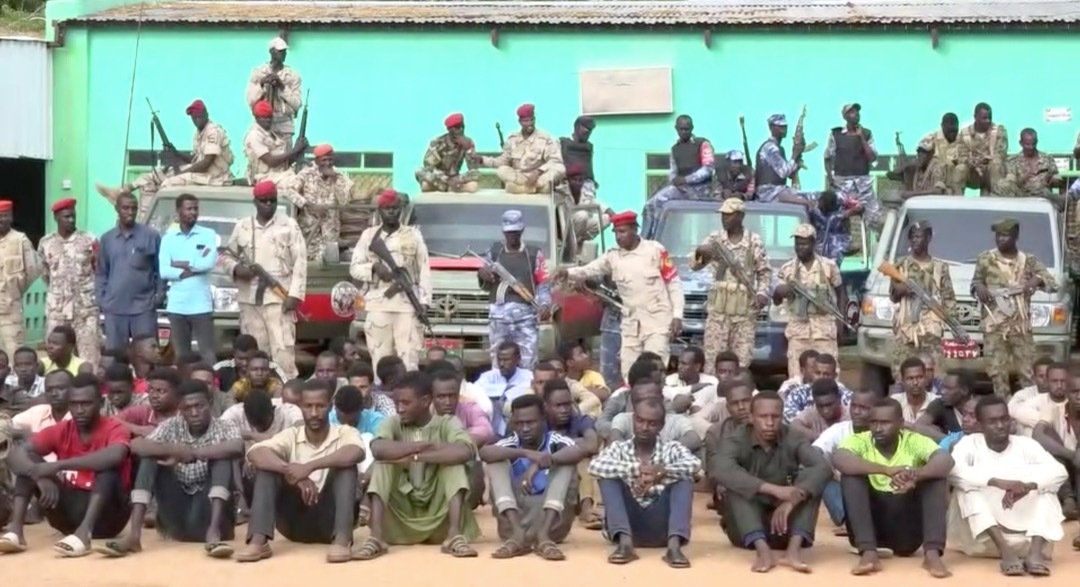 La scène a été filmée dans la ville d’El Genaïna, la capitale de l’État du Darfour-Ouest, située à la frontière avec le Tchad et la Libye (capture d’écran)
