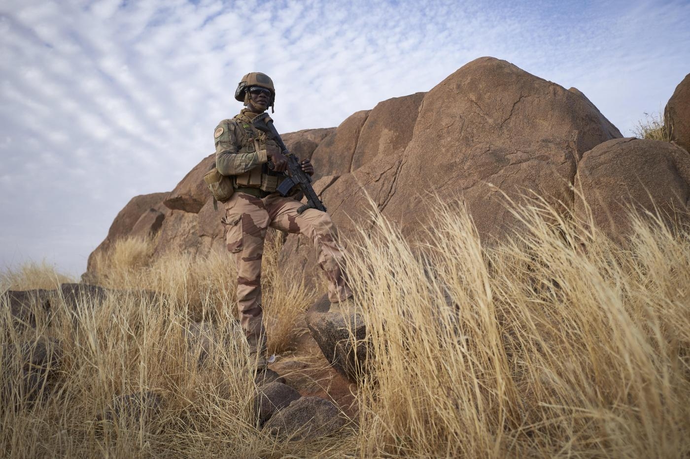 Un soldat pose pendant l’opération Barkhane au Burkina Faso, le 13 novembre 2019 (Michele Cattani/AFP)