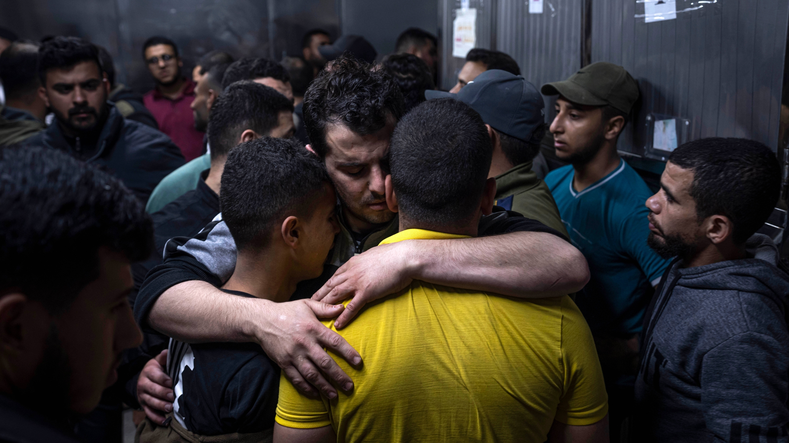 Palestiniens en deuil à la morgue de l’hôpital al-Chifa de Gaza, après les frappes israéliennes de la nuit, le 9 mai 2023 (AP)