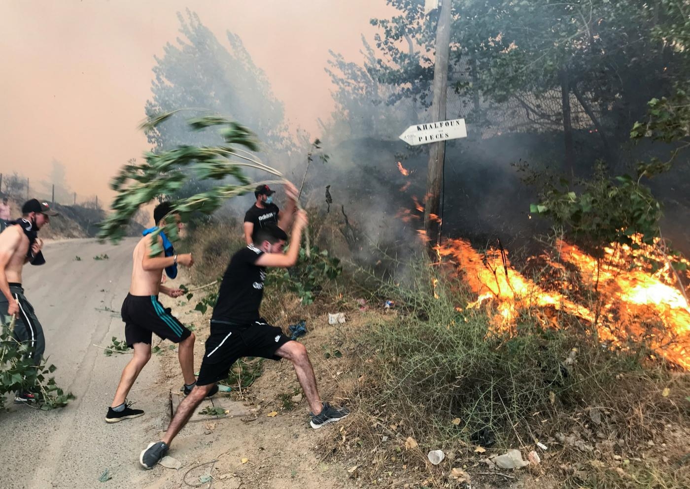 Dans les villages, les habitants, peu équipés pour lutter contre les flammes, se défendent avec des pelles, des pioches et des branches (Reuters)