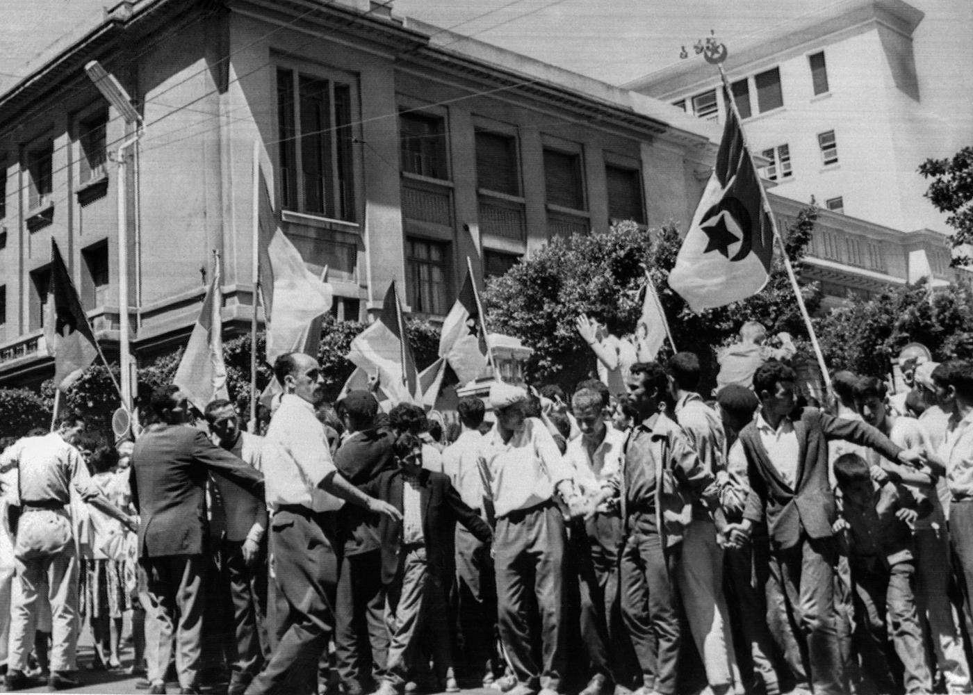 De jeunes Algériens défilent devant les facultés d’Alger, brandissant des drapeaux algériens, le 2 juillet 1962, au lendemain du référendum d’autodétermination sur l’indépendance de leur pays (AFP/photo d’archives)