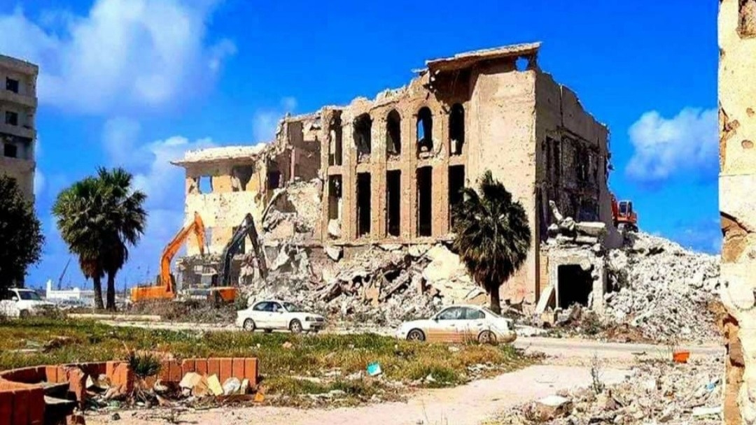 Des bulldozers détruisent le théâtre Berenice à Benghazi, en Libye, en mars 2023 (avec l’aimable autorisation de Carlotta Coccoli)