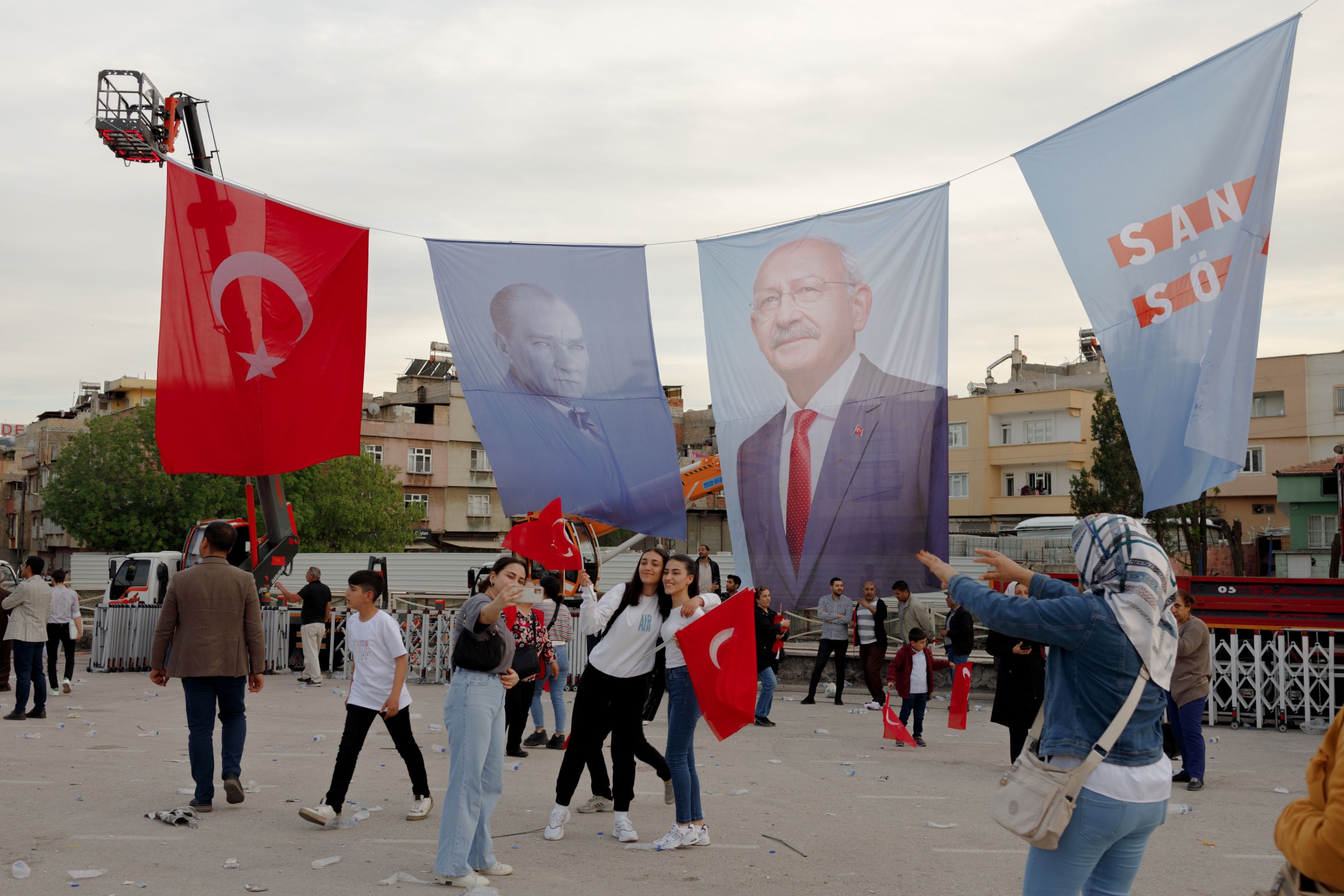 Supporters of the main opposition Republican People's Party's (CHP) gather in Gaziantep’s Cakmak District during a rally held by Istanbul Mayor Ekrem İmamoglu, ahead of the upcoming Turkish general election, on April 26, 2023 (MEE/Carola Cappellari)
