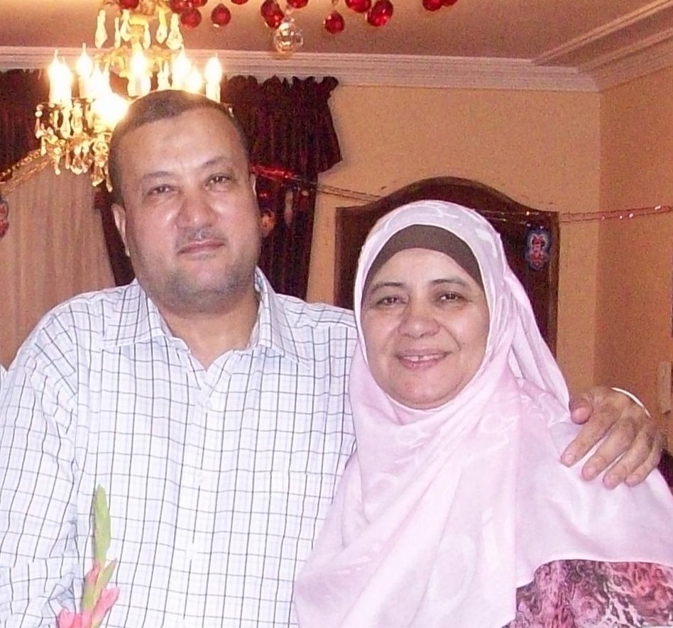 Ahmed Abdrabbu (L) and his wife 
