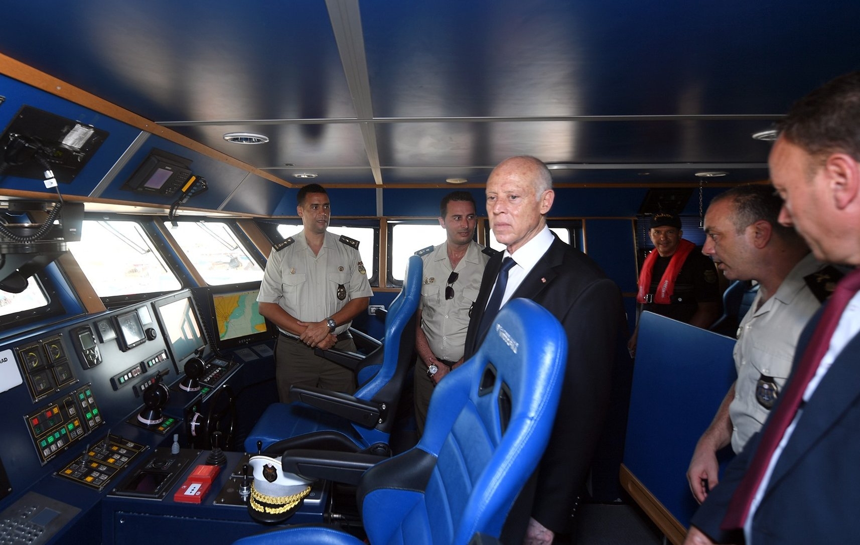 Le chef de l’État a effectué dimanche une visite de travail, consacrée à la lutte contre l’immigration clandestine, dans deux postes de la Garde maritime à Sfax et à Mahdia (centre), les deux principaux points de départs des embarcations clandestines vers l’Italie (Présidence tunisienne)