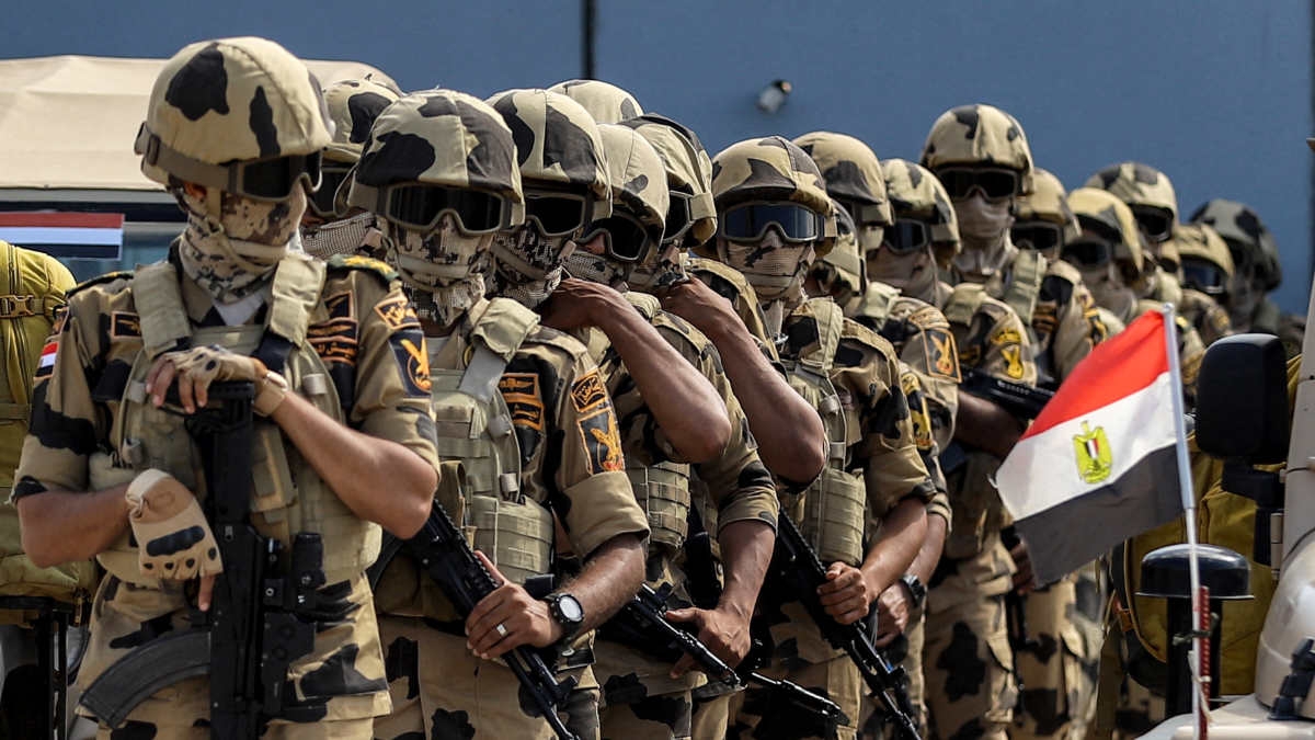 Soldados de las fuerzas especiales del ejército egipcio desplegados cerca de la puerta del lado egipcio del cruce fronterizo de Rafah con la Franja de Gaza, en el este de la provincia de Sinaí del Norte, el 20 de octubre de 2023 (AFP)