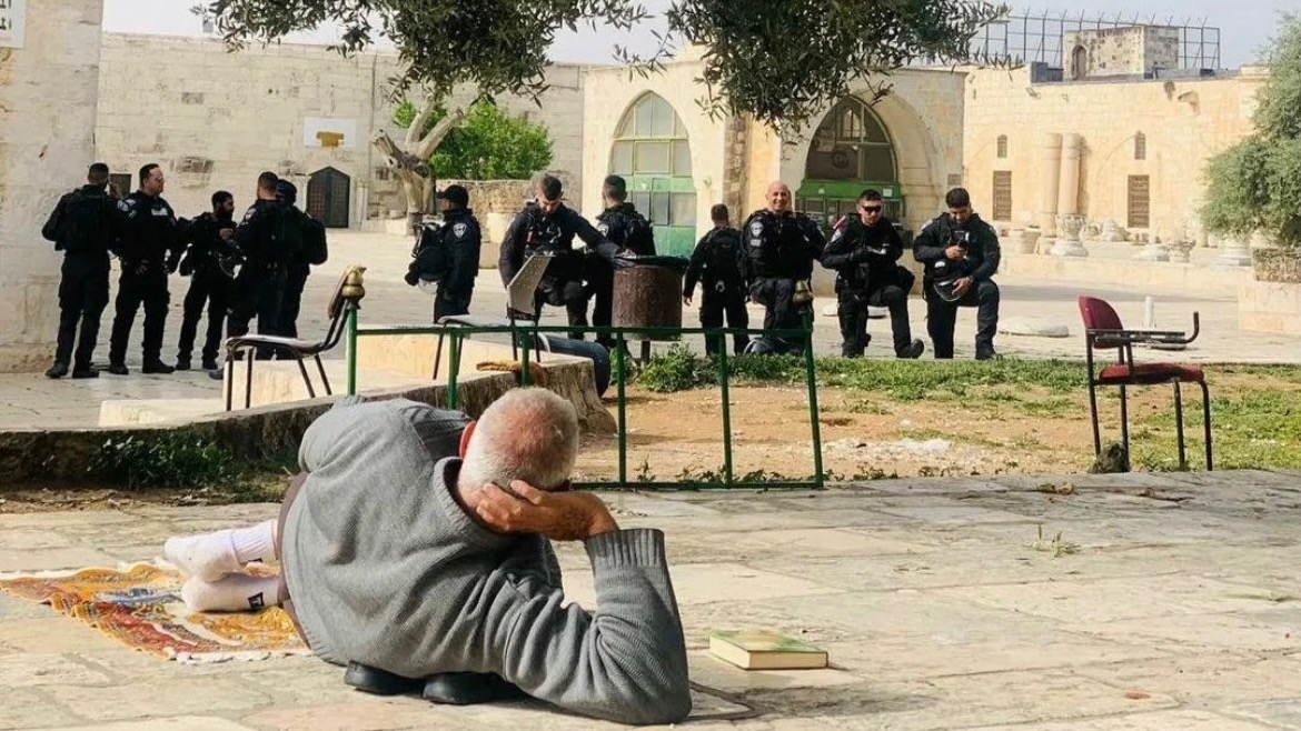 Les photos montrent des Palestiniens, pour la plupart âgés, qui restent assis en signe de défi sur le site de la mosquée al-Aqsa (Twitter)