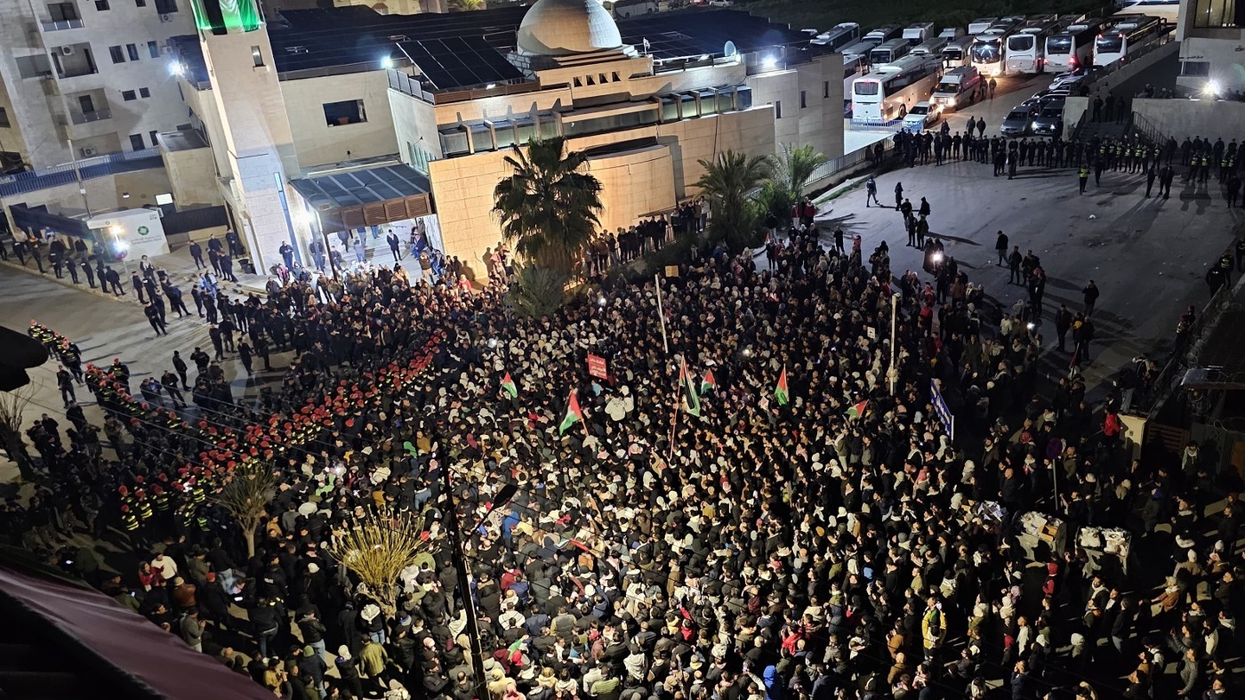 Jordan: Thousands of protesters surround Israeli embassy for fourth consecutive day