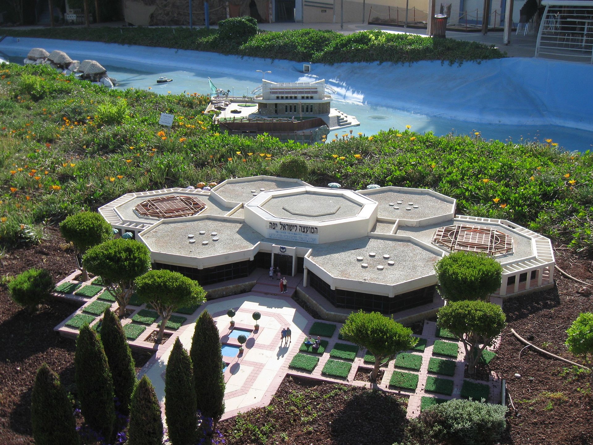 L’une des nombreuses miniatures de Mini Israel, une attraction populaire qui rassemble des centaines de répliques de monuments et bâtiments (Wikimedia Commons)