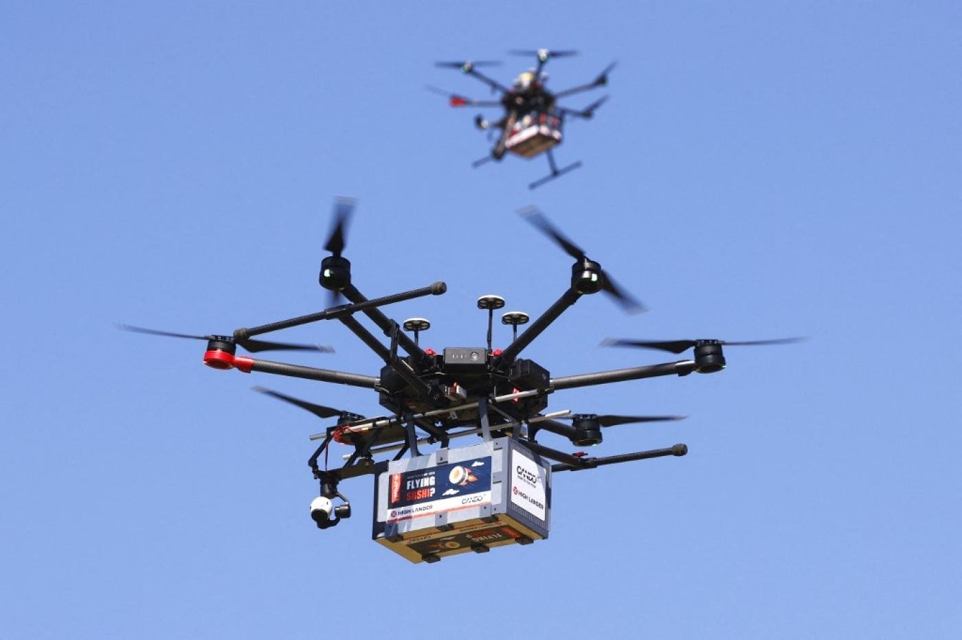 Des drones effectuent des livraisons de fast-food lors d’un événement presse dans la ville israélienne de Herzliya, le 11 octobre 2021. Les drones commerciaux sont de plus en plus utilisés comme armes par des acteurs non étatiques (AFP)