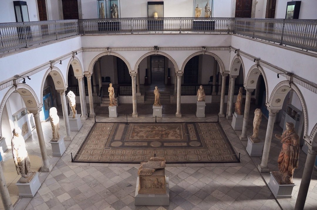 Le musée, qui partage avec l’ARP les mêmes murs, un ensemble palatial qui fut une ancienne demeure des beys (gouverneurs représentant l’Empire ottoman), est fermé pour éviter toute tentative de pénétrer dans le Parlement (AFP/Fethi Belaid)