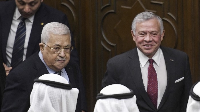 Palestinian President Mahmoud Abbas (L) and Jordan's King Abdullah II during an Arab League summit in Cairo, 12 February 2023 (AFP)