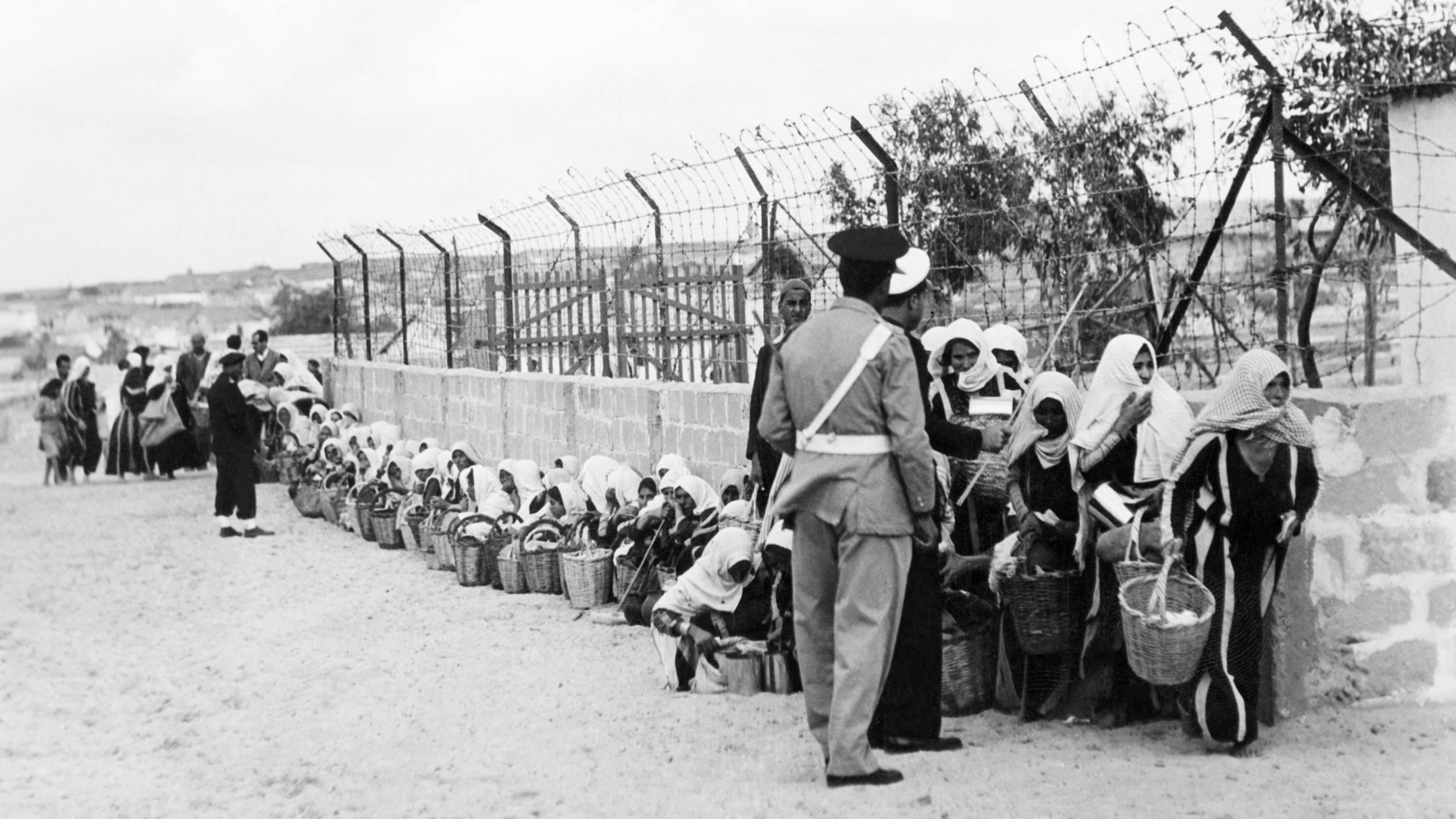 Des réfugiés palestiniens font la queue pour recevoir de la nourriture distribuée par l’UNRWA dans un camp de Gaza, le 9 novembre 1956 (AFP/Rene Jarland)