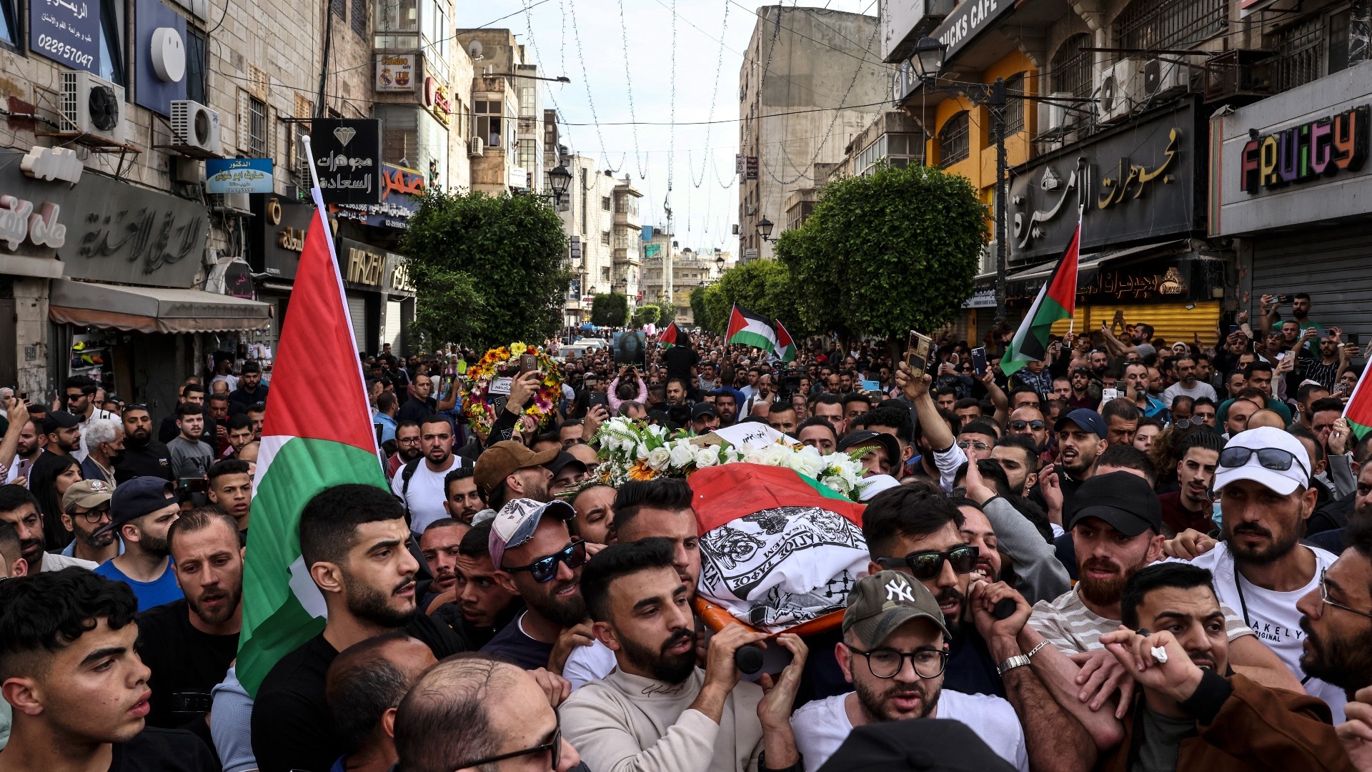 Shireen Abu Akleh's body carried in Ramallah