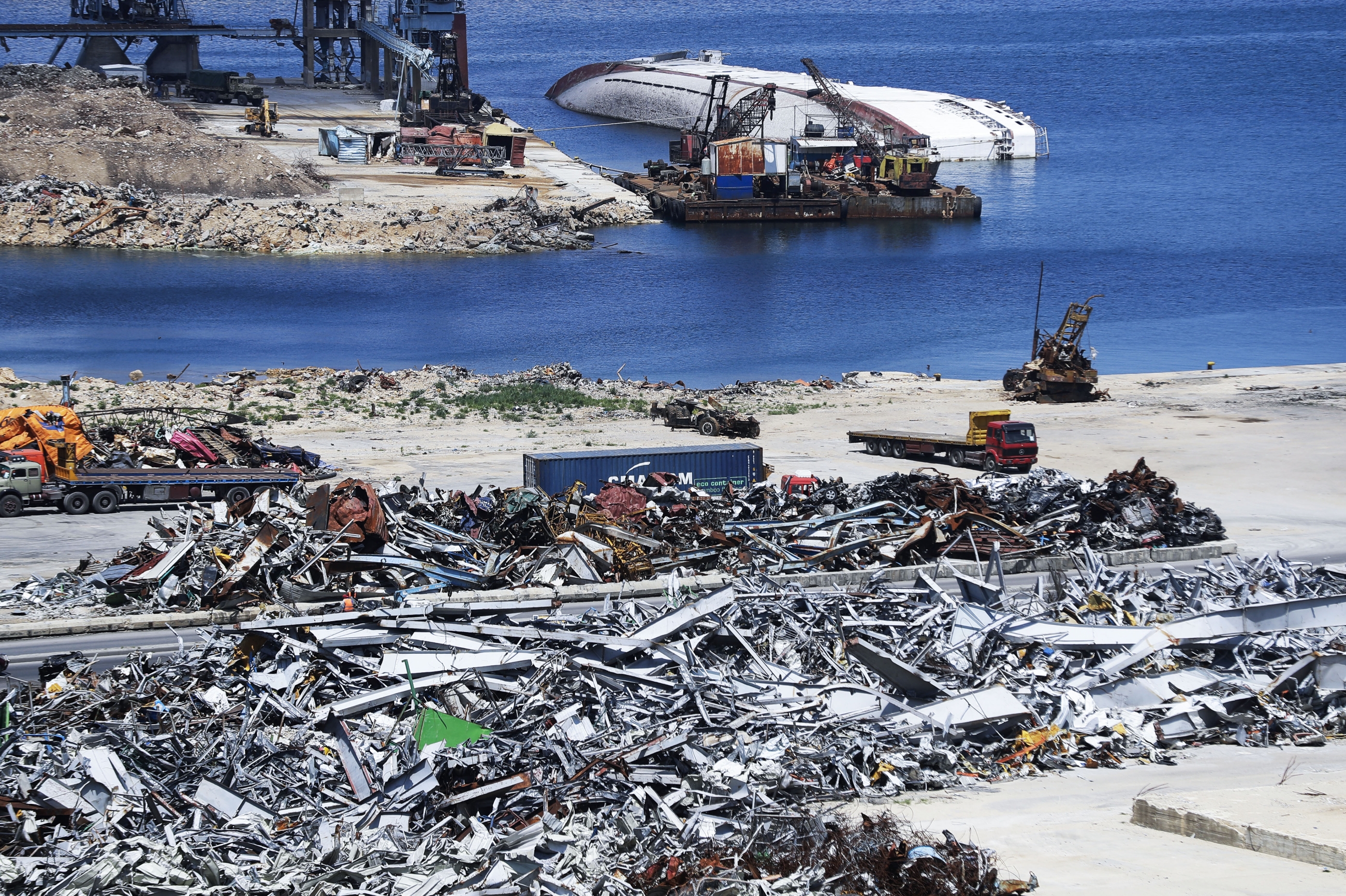 Une photo montre des tas de ferraille provenant des décombres de structures détruites dans le port de la capitale libanaise Beyrouth, le 9 avril 2021 (AFP/Joseph Eid)