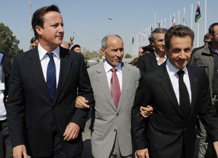 UK Prime Minister David Cameron (L) and French President Nicolas Sarkozy (R) with National Transitional Council Chairman Mustafa Abdul Jalil (C) in Tripoli, Libya, 15 September 2011 (AFP)