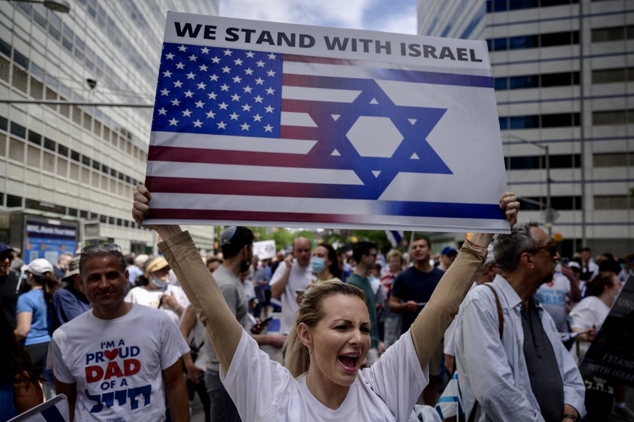 Pro-Israel demonstrators attend a rally denouncing antisemitism and antisemitic attacks, in Manhattan, New York, 23 May 2021 (AFP)