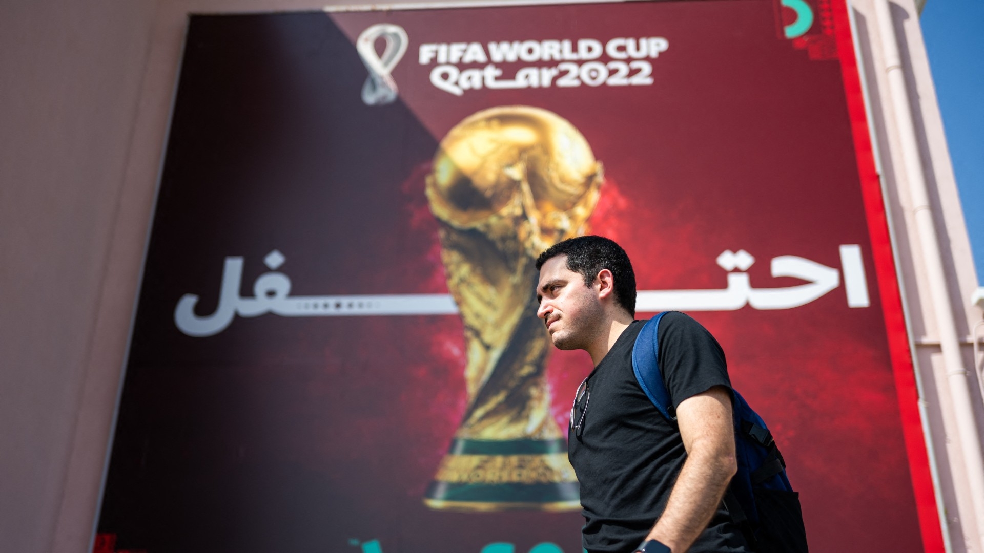  Un homme passe devant une bannière de la Coupe du monde de la FIFA à Doha le 3 novembre 2022 (AFP)