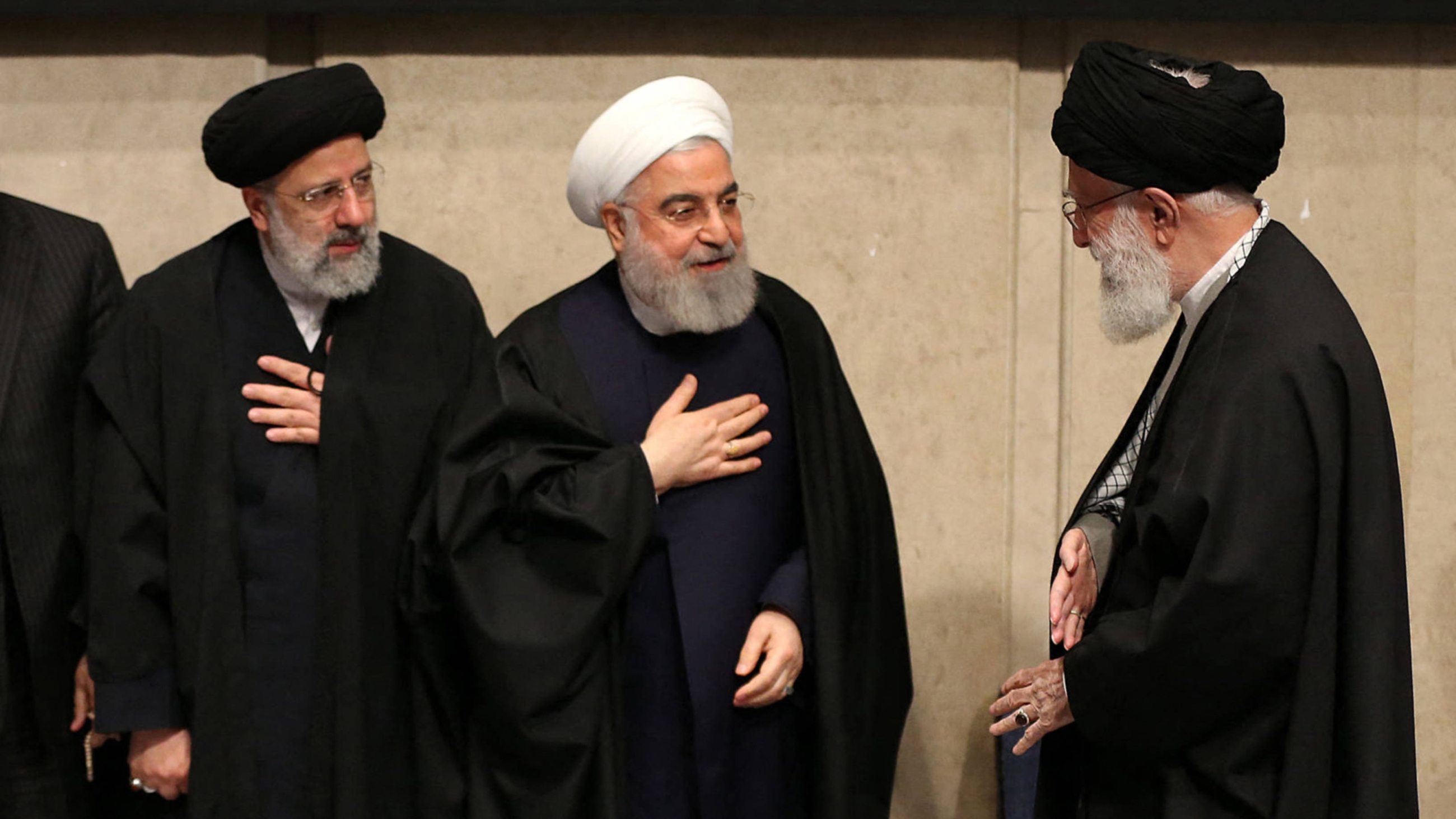 L’ayatollah Ali Khamenei, guide suprême iranien, salue le président de l’époque Hassan Rohani et Ebrahim Raïssi, alors chef du pouvoir judiciaire, lors d’une cérémonie de recueillement à Téhéran en l’honneur du général assassiné Qasem Soleimani (Bureau du guide suprême/AFP)
