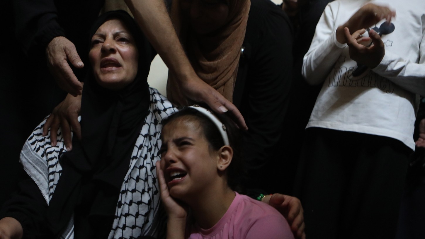 Des proches endeuillés pleurent Muennis Zeyadat, un adolescent de 16 ans tué par des tirs de soldats israéliens, au cours de ses funérailles à Bani Naim (Cisjordanie occupée) près d’Hébron, le 12 octobre 2023 (Reuters)