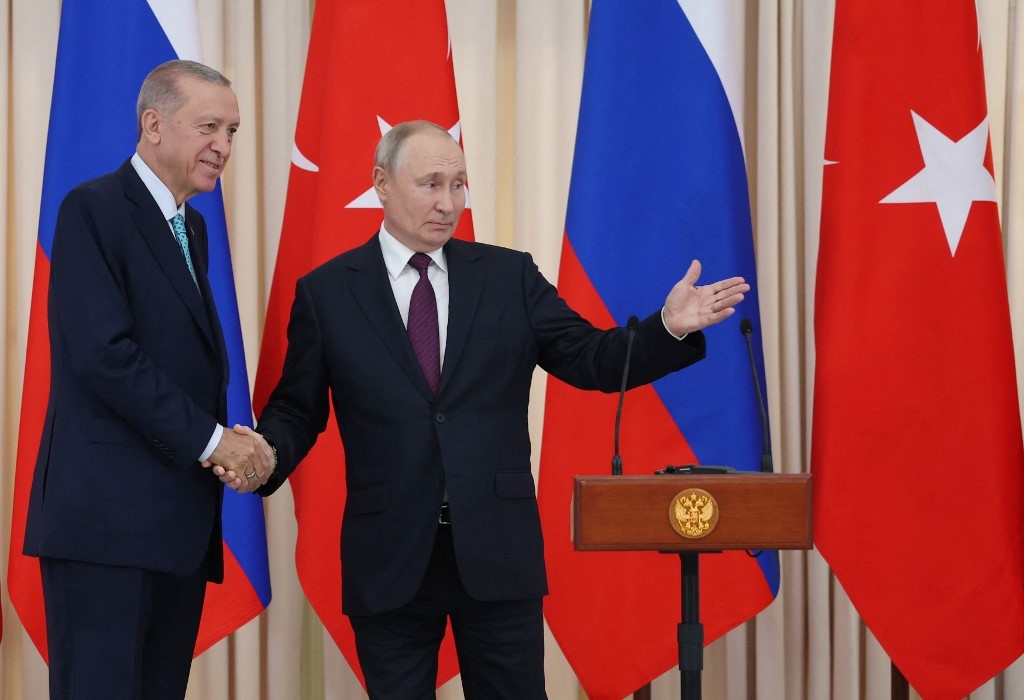 This handout photograph taken and released by the Turkish Presidency Press Office on September 4, 2023, shows Russian President Vladimir Putin (R) and his Turkish counterpart Recep Tayyip Erdogan (L) shaking hands after a press conference following a meeting in Sochi. (AFP)
