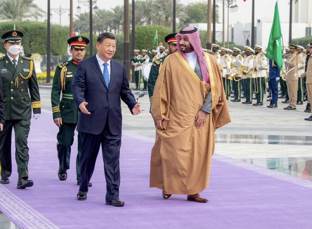 Saudi Crown Prince Mohammed bin Salman welcomes Chinese President Xi Jinping in Riyadh, Saudi Arabia on 8 December 2022 (Saudi Press Agency/Handout via Reuters)