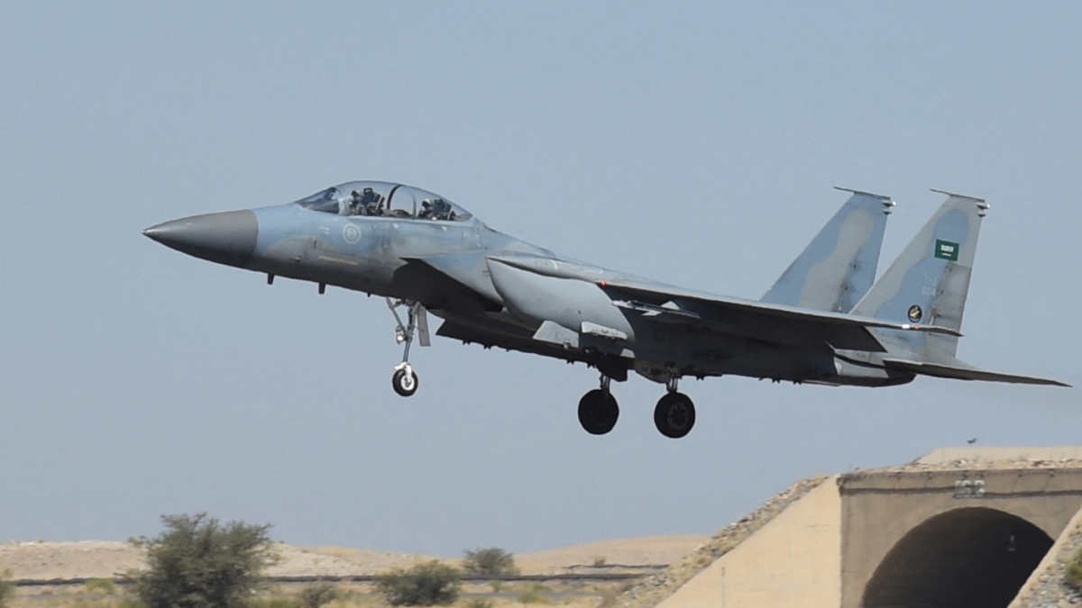 Saudi F-15 fighter jet landing at the Khamis Mushayt military airbase in Saudi Arabia, 16 November 2015.