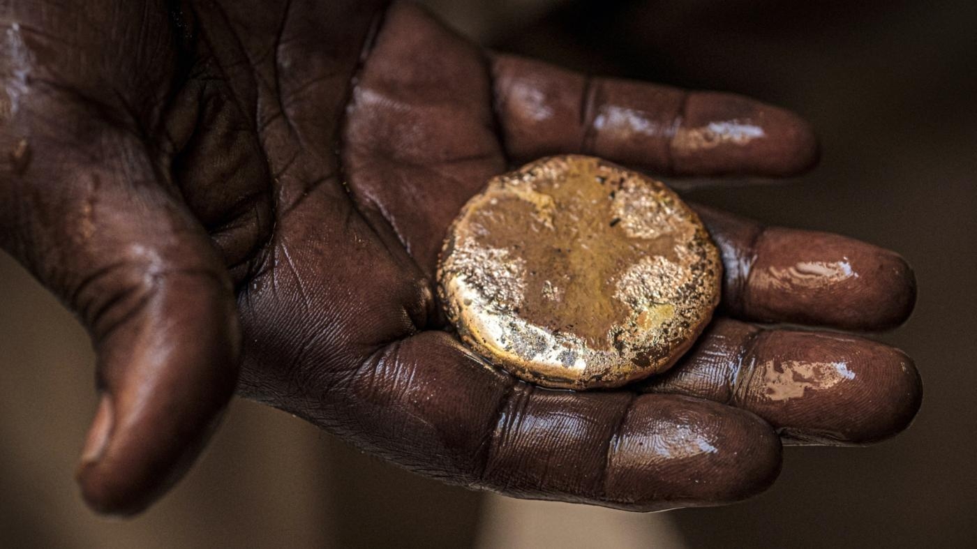 Un bijoutier tient un morceau d’or sur le marché de l’or de Khartoum au Soudan, le 20 juin 2019 (AFP)