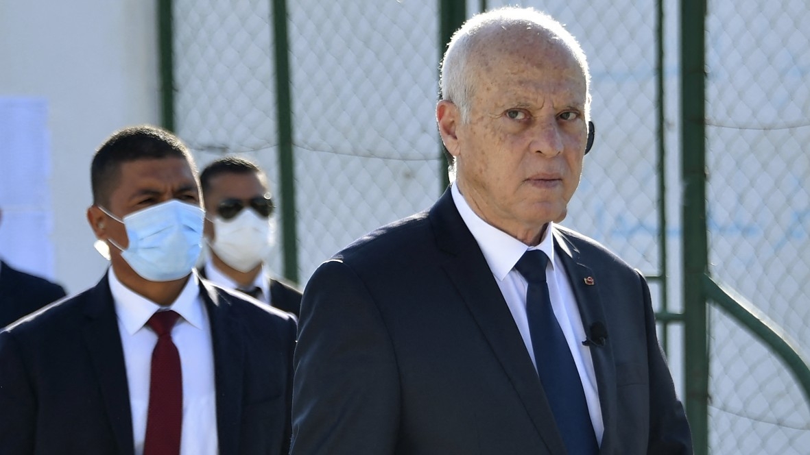 Le président tunisien Kais Saied quitte un bureau de vote de Tunis après avoir voté lors d’un référendum sur son projet de nouvelle Constitution, le 25 juillet 2022 (AFP)