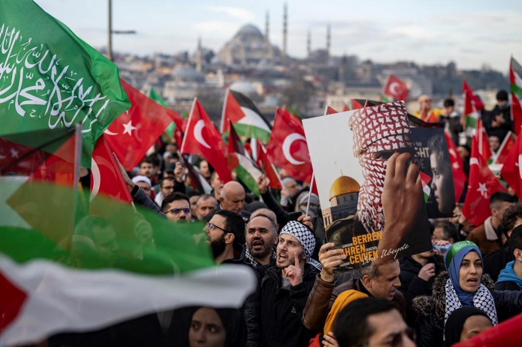 Holding banners, the Palestinian and Turkish flags, thousands demonstrate to show solidarity with the Palestinian people amid the ongoing war between Israel and the Palestinian Hamas group in the Gaza enclave, at the Galata Bridge in Istanbul on January 1, 2024.  (YASIN AKGUL/AFP)