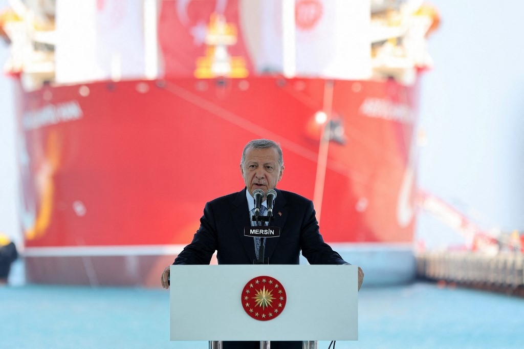 Le président turc Recep Tayyip Erdoğan s’exprime devant le navire de forage Abdülhamid Han à Mersin avant son déploiement en Méditerranée pour des activités de prospection gazière, le 9 août 2022 (AFP)
