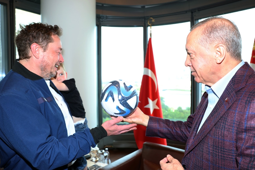 Elon Musk (L) accepts Turkish President Recep Tayyip Erdogan's gift, which is a ball for Musk's son, on 17 September 2023 in New York City (Turkish Presidency)