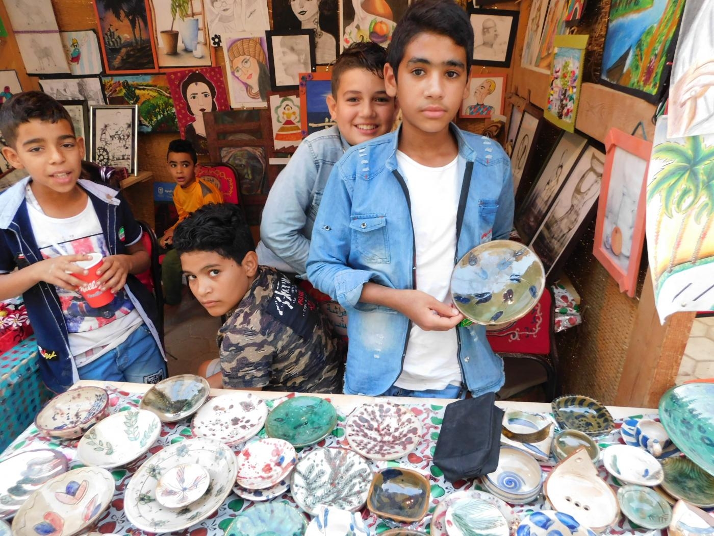 À l'école de poterie de « la Suissesse », les petits Égyptiens apprennent à  transformer la boue en art