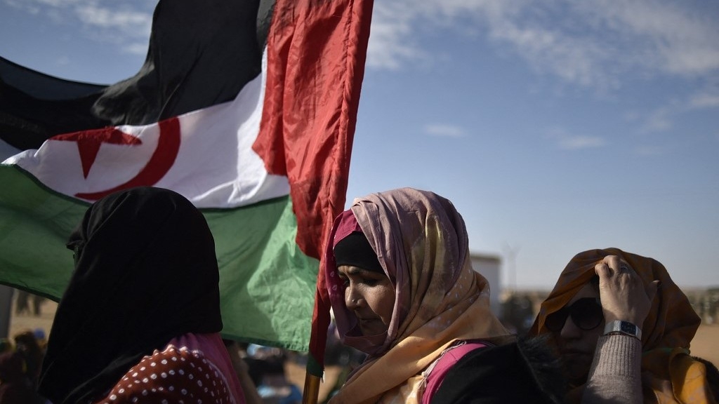 Des Sahraouis déplacés arrivent à un congrès du Polisario au camp de réfugiés de Dakhla (AFP)