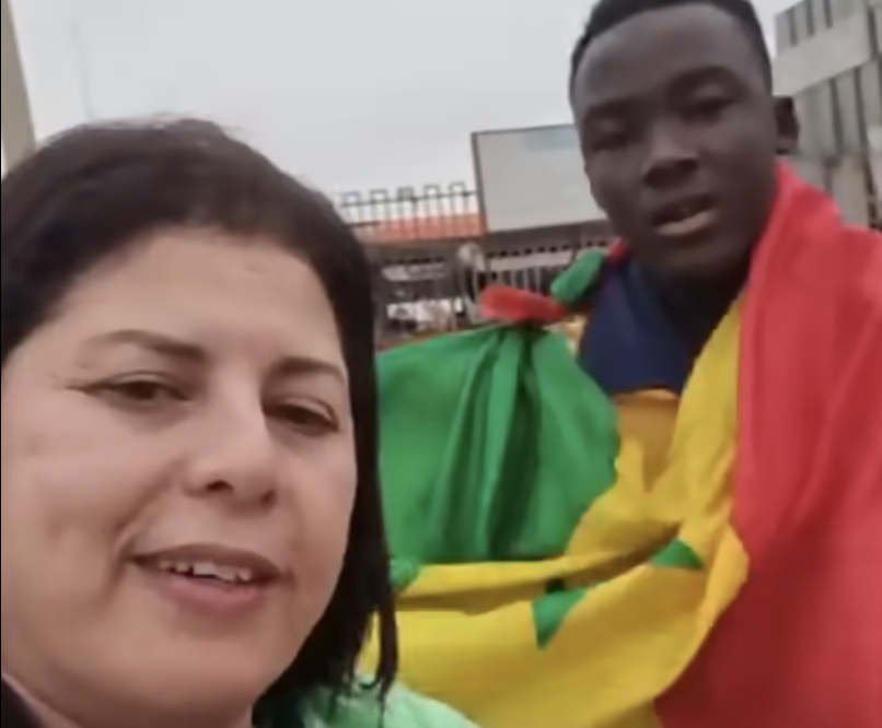 Sofia Benlemmane se filme à son arrivée en Côte d’Ivoire, où elle vient supporter l’équipe d’Algérie à l’occasion de Coupe d’Afrique des nations (CAN) (Capture d’écran/Youtube)