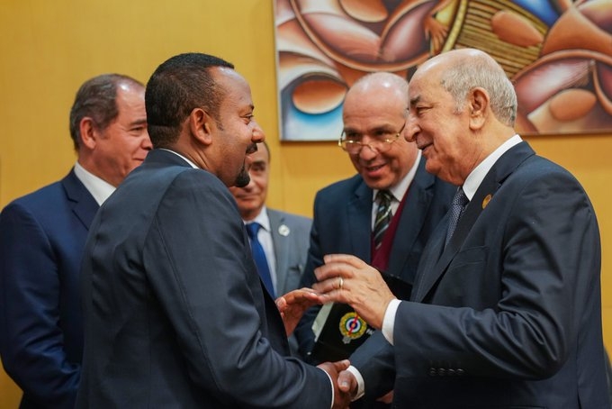 Certains pays arabes reprocheraient à l’Algérie une proximité affichée avec l’Éthiopie (ici, le président Tebboune avec le Premier ministre Abiy Ahmed, le 29 août 2022 à Alger). Ce pays de la Corne de l’Afrique est en conflit avec l’Égypte et le Soudan à cause de la construction du Grand barrage de la Renaissance (Twitter/@makeinjera) 