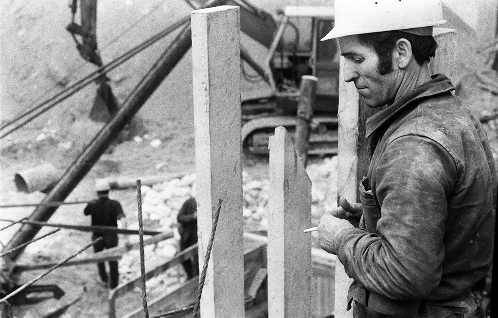 L’accord de 1968, initié sous la présidence du général de Gaulle, voulait faciliter l’installation des travailleurs algériens en France. Ici, des ouvriers du bâtiment algériens travaillent sur un chantier de construction de la région parisienne le 30 janviers 1973 (AFP)