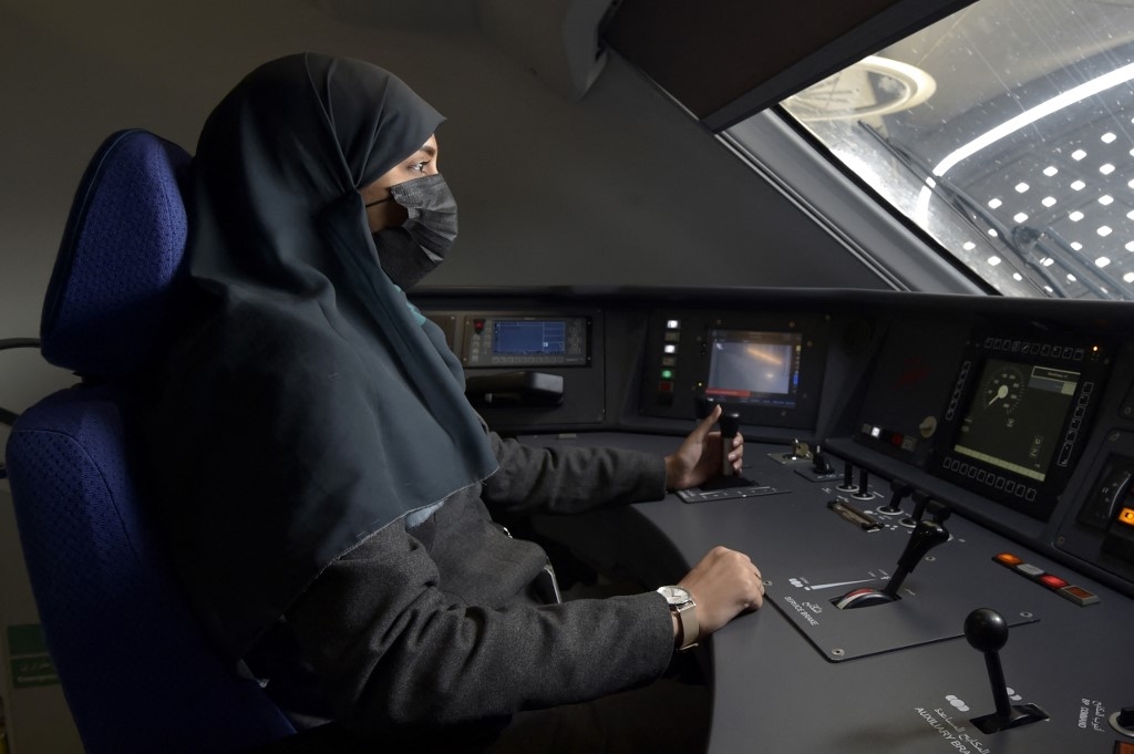 Raneem Azzouz, une des conductrices du train à grande vitesse (300 km/heure) entre La Mecque et Médine (AFP/Amer Hilabi)