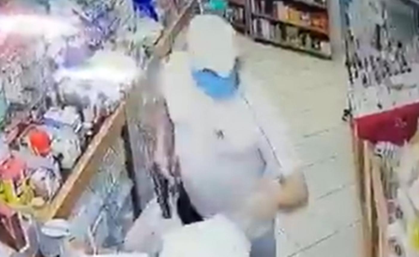 Un homme vole des couches et de la petite monnaie dans une pharmacie de Beyrouth (capture d’écran)