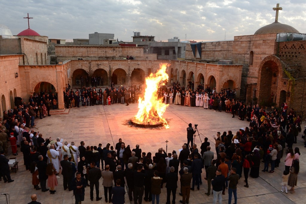 En Irak et en Syrie, les chrétiens allument parfois un feu de joie de branchages épineux secs à Noël (AFP)