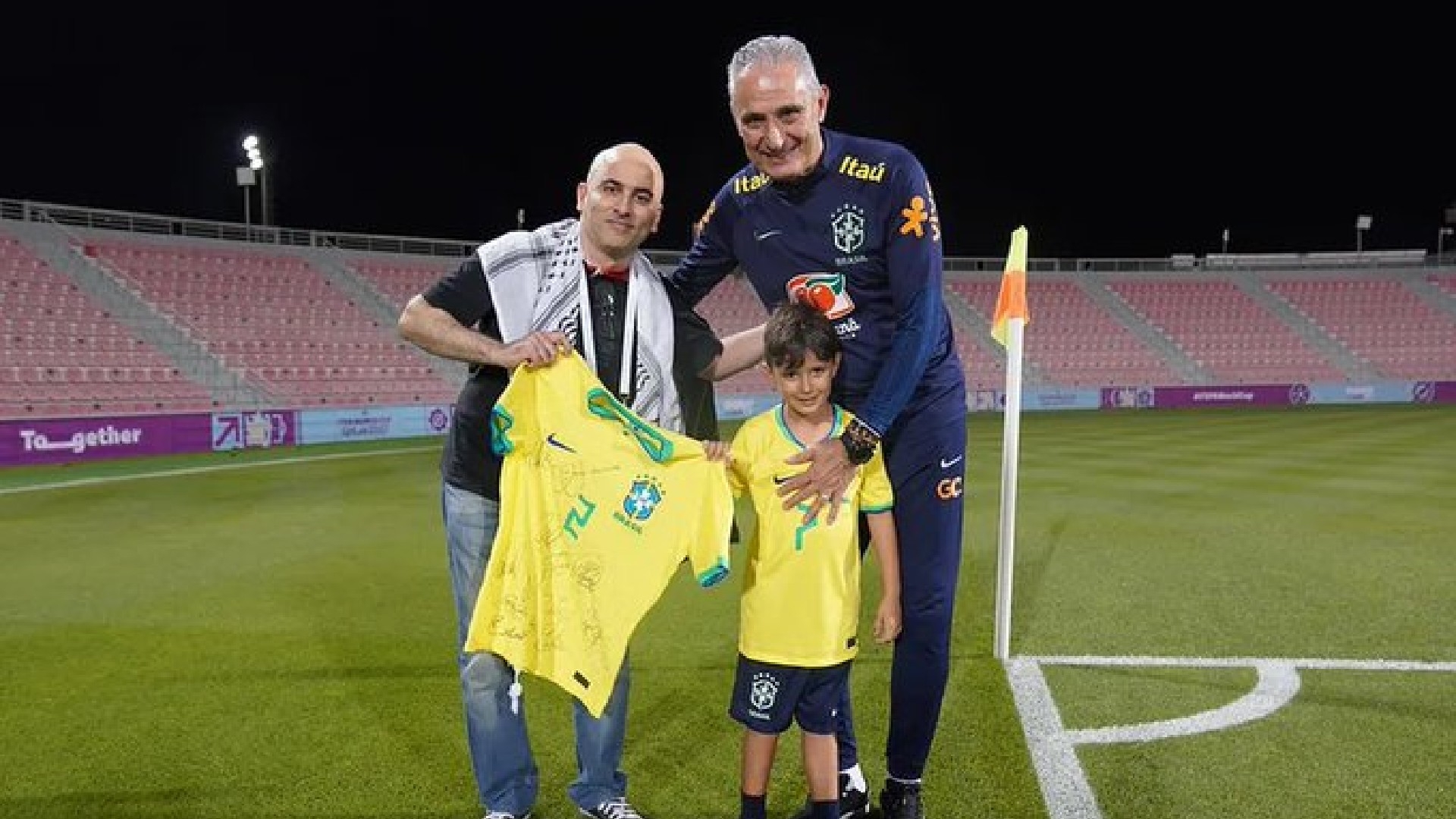 Tite gifting Husam Saffarini a signed shirt from the Brazilian football stars (Social media)
