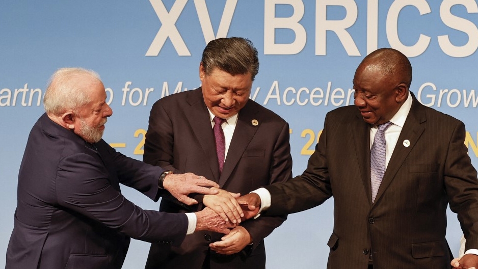 Le président brésilien Luiz Inácio Lula da Silva, le président chinois Xi Jinping et le président sud-africain Cyril Ramaphosa participent au sommet des BRICS à Johannesburg, le 23 août 2023 (AFP)