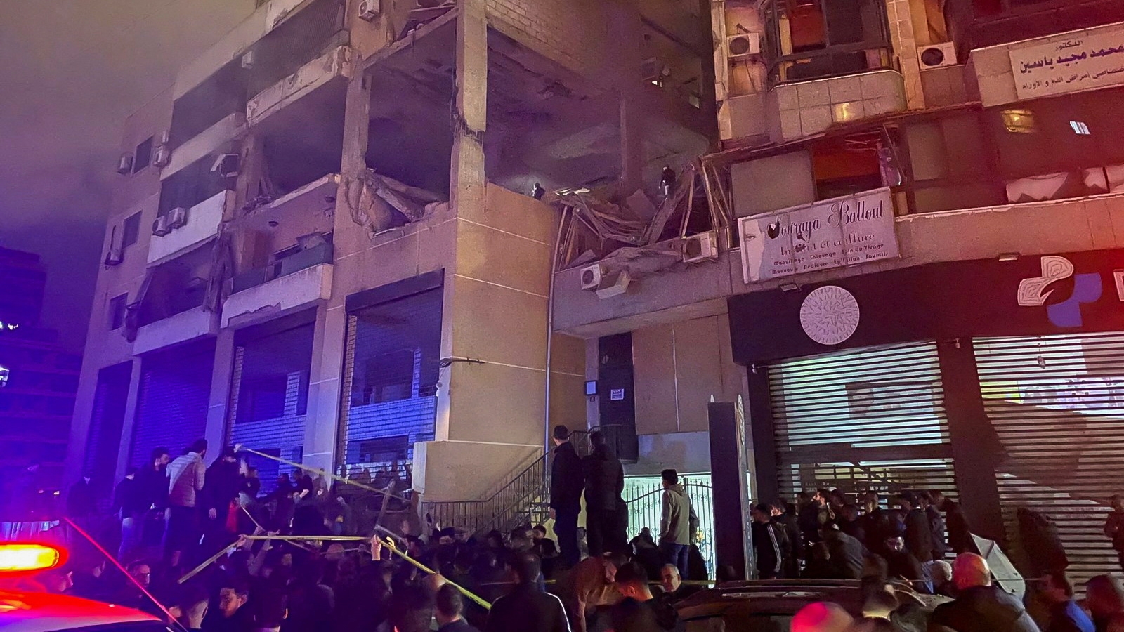 Des personnes se rassemblent près du site de l’explosion qui a tué Saleh al-Arouri à Dahiyeh, dans la banlieue sud de Beyrouth, le 2 janvier 2024 (Reuters/Mohamed Azakir)