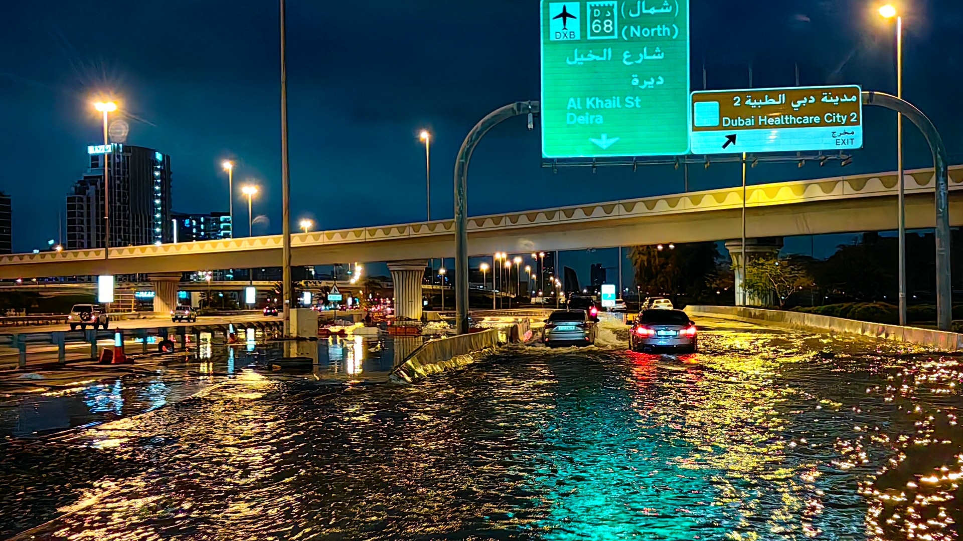Motorists drive along a flooded street following heavy rains in Dubai early on 17 April 2024 (AFP/Giuseppe Cacace)