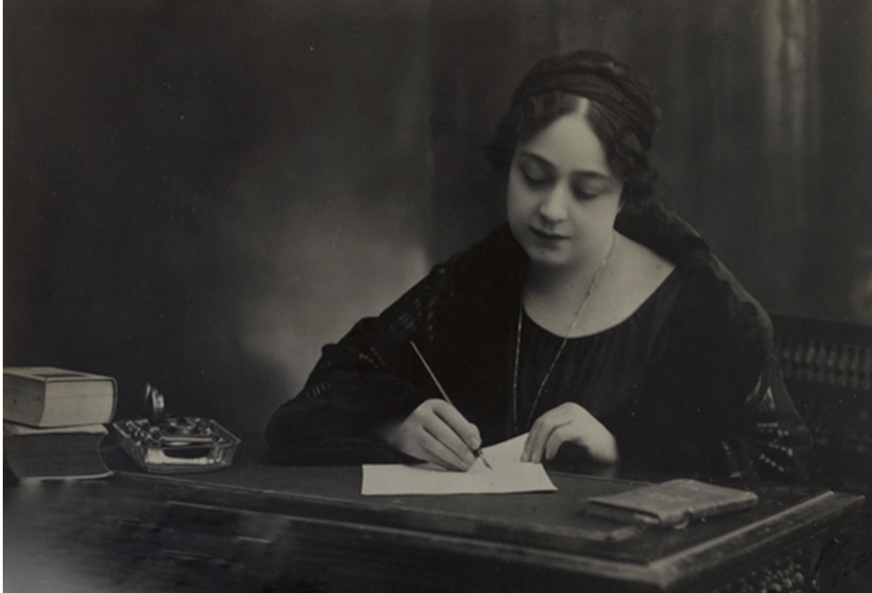 Huda Sharawi à son bureau en train d’écrire une lettre (Wikimedia Commons)