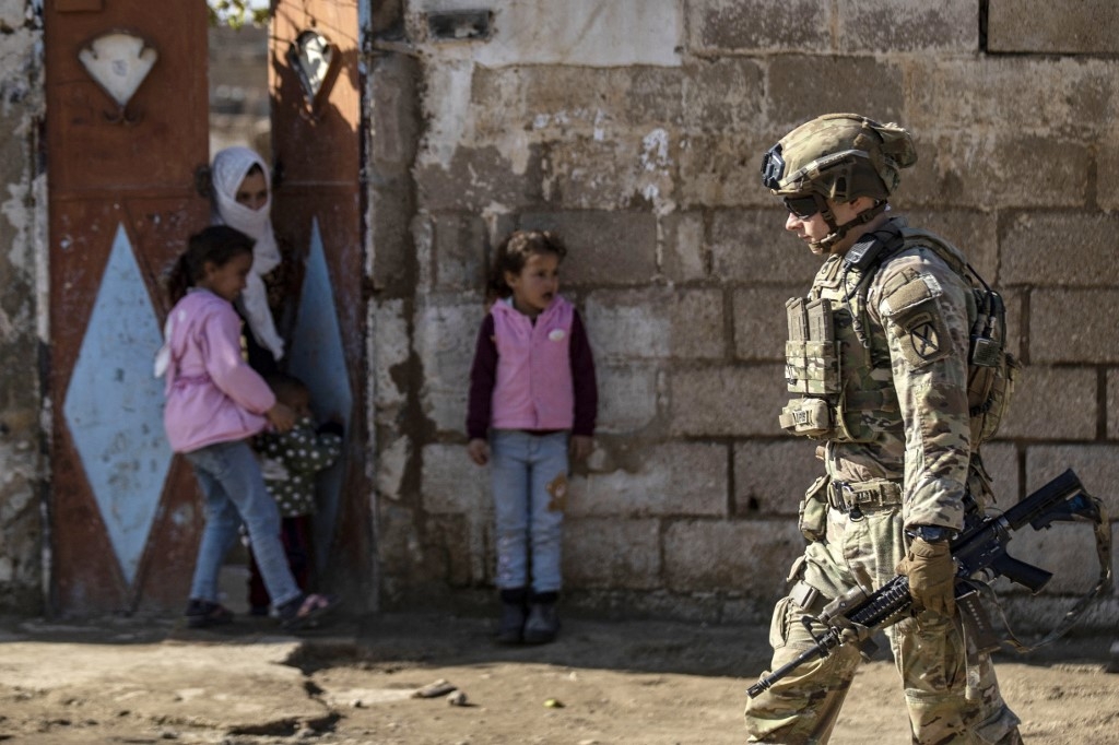Un soldat américain patrouille au nord-est de la Syrie, le 24 janvier 2024 (AFP/Delil Souleiman)