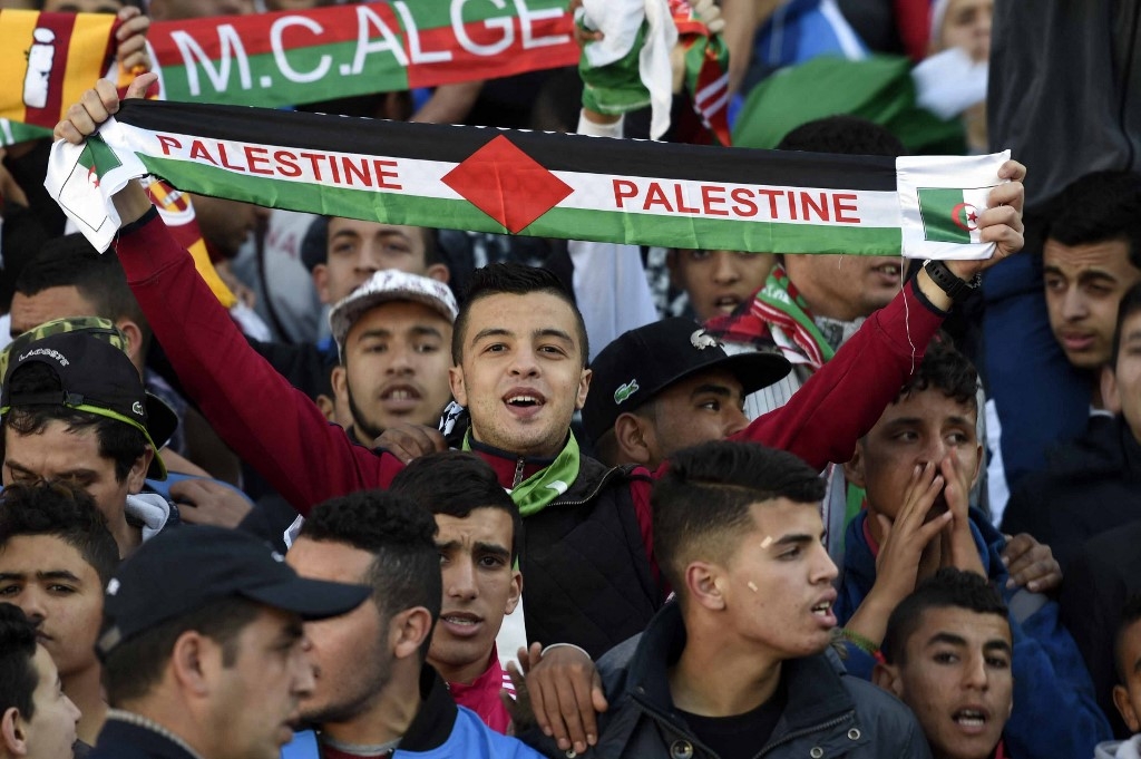 Entre les banderoles réclamant plus de liberté, il y a les drapeaux palestiniens, omniprésents depuis le début de la guerre (Farouk Batiche/AFP)